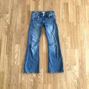 Jeans från Gina tricot. Säljer för att jag har vuxit ur dem. Storlek 146! 💕