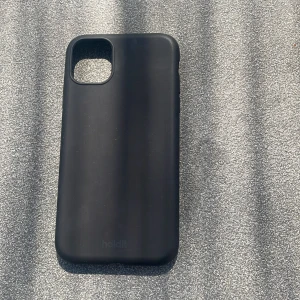 Mobilskal IPhone 11 - Jag säljer ett mobilskal som funkar till IPhone 11 och IPhone XR. Färgen på skalet är svart. Mobilskalet är köpt ifrån Holdit. Har inga skador. Frakt tillkommer!
