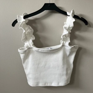 Gullig topp - Vit ribbad topp från Zara. Sparsamt använd 