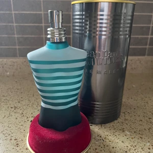 Jean Paul Gaultier Le Male - 125ml - Trevlig manlig doft, endast testad, fick den i present. 125 ml, fraktas. Nypris: 999Kr.