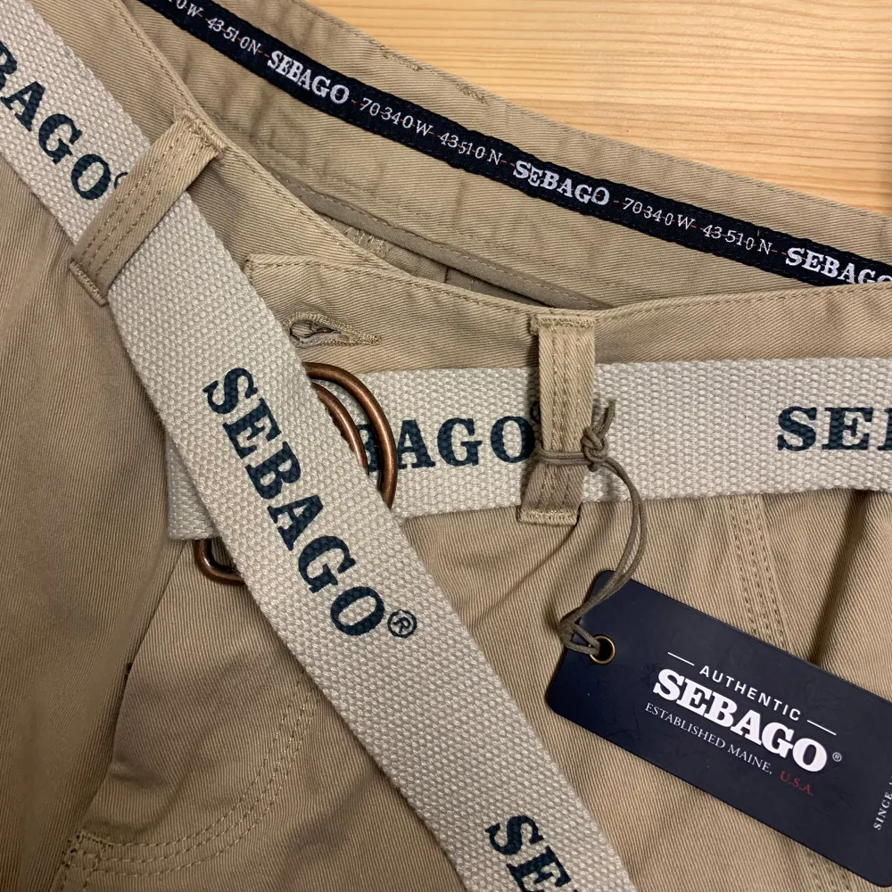Sebago Cargoshorts storlek S. Massor av praktiska fickor för t ex mobiltelefon. Perfekt för båtliv och golfbana. 100% bomull. Nya med prislapp. Har kostat 1150:-  . Shorts.