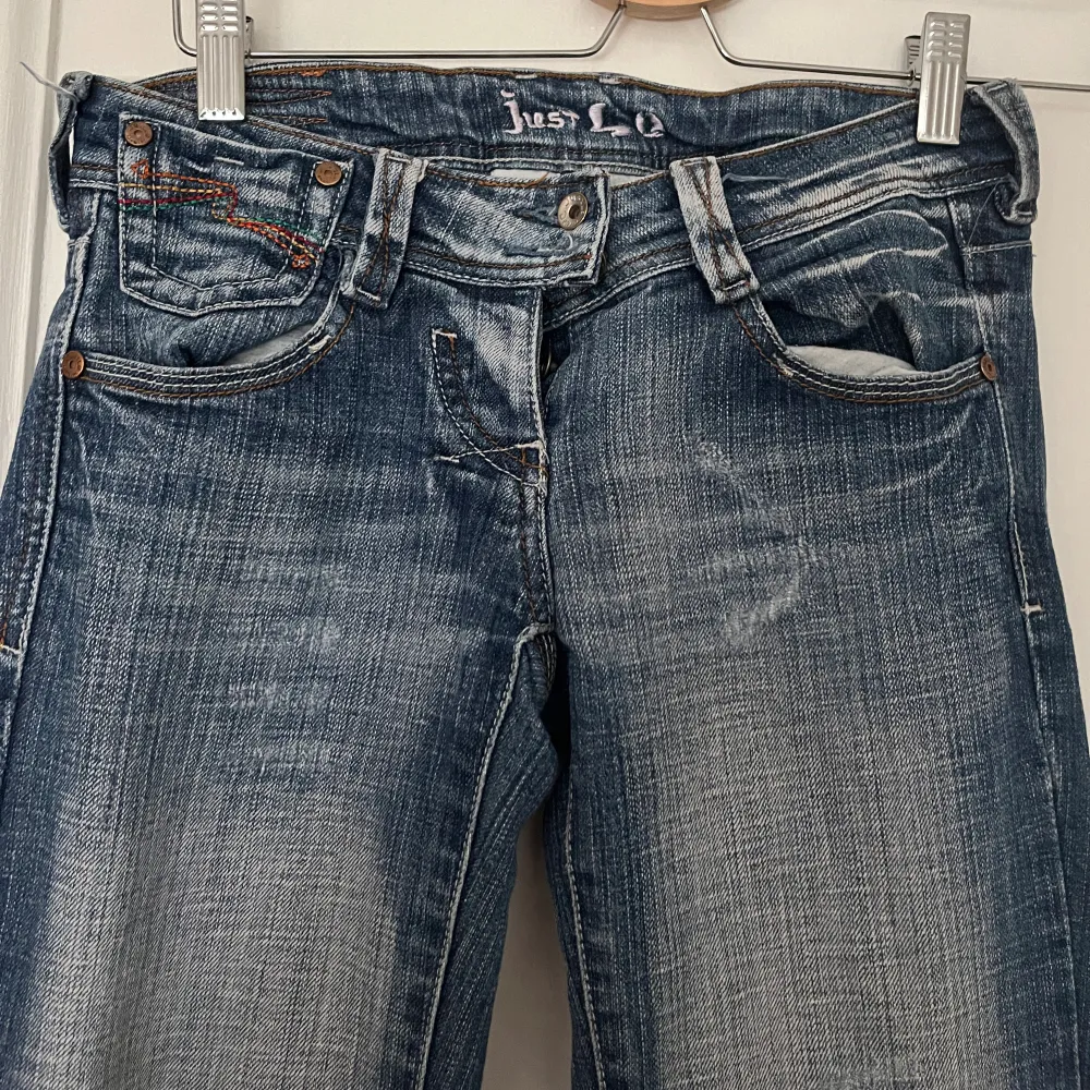 Jätte snygga jeans. Det är Lågmidjande och bootcut. Älskar de! . Jeans & Byxor.