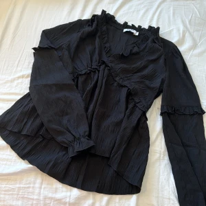 Volangblus✨ - Super fin volangblus med struktur😍köpt från NA-KD för 400kr men är tyvärr lite för stor. Aldrig använd, nyskick🔥