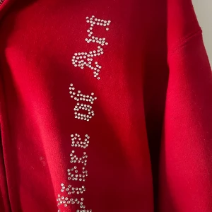 Rhinestone hoodie  - Snygg och fräsch Rhinestone hoodie som passar perfekt nu till sommaren men även till andra årstider. Bra kvalitet på tröjan och den är som nyskick. ‼️Pris kan diskuteras vid snabb affär‼️