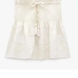 Säljer denna jätte fina kjol ifrån zara. Säljs inte på hemsidan längre💓💓💓