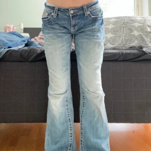 Miss me jeans  - Miss me jeans i easy boot modell 🩷 Midjebredd är 42 cm och innerbenlängd 76 cm 🙌🏼