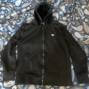 Lacoste hoodie - Lacoste hoodie. Skick 9/10 som ny. Storlek M. Vid fler bilder och frågor skriv gärna🙏