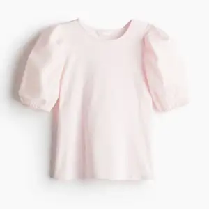 Superfin tröja från h&m, denna färg säljs inte längre därför behövde jag ta bild på en rosa men färgen syns på andra bilden. Tröjan är superfin och sitter tight på kroppen men ärmarna är puffiga villget ser supergulligt ut!🩵