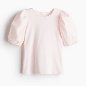 Tröja med puffärm - Superfin tröja från h&m, denna färg säljs inte längre därför behövde jag ta bild på en rosa men färgen syns på andra bilden. Tröjan är superfin och sitter tight på kroppen men ärmarna är puffiga villget ser supergulligt ut!🩵