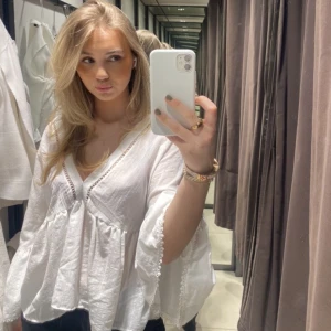 SÖKER!!  - letar efter denna blus, betalar mycket