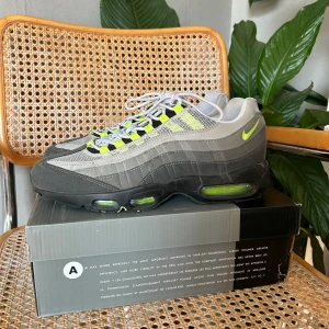 Nike air max 95 neon - Hej, säljer mina Nike Air Max 95 OG Neon. I bra skick men är väl använda och det påverkar såklart priset. I storlek 46. Pris kan diskuteras… Vid frågor eller funderingar är det bara att skriva:)