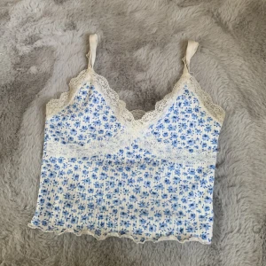 Söt blommig spets topp - Säljer pga inte min stil.  Aldrig använd. Orginalpris: 120 Den är i xxs men funkar för de med xs med💕