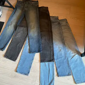 Säljer alla dessa jeans i ett. Kommer inte sälja för sig. Storlekarna ser man på bilden.