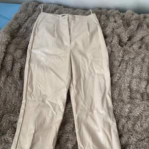 Prettylittlethings läder kostymbyxor  - Använda 1 gång 