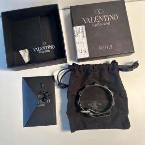 Svart Valentino armband i bra skick, inget som är sönder. 