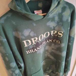 Vintage Droors Skateboard hoodie 90s - Superfin hoodie från 90-talets coolaste skateklädesmärke Droors. Trots att de var störst är det idag väldigt sällsynt. Storleken är XL men sitter grymt bra på mig som har L i vanliga fall. Hör av er för mått. 