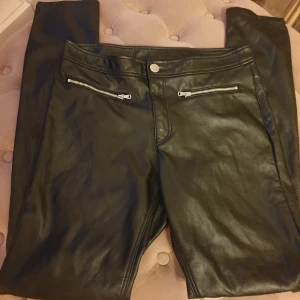 Svarta nya skinnbyxor - Storlek 38. Svarta skinnbyxor med fejk dragkedje fickor fram🖤