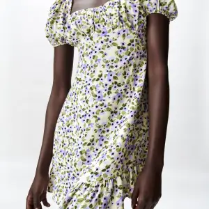 Så söt blommig klänning från Zara med snörning i ryggen💕 har tyvärr inga bilder hur den sitter på mig då den är för liten men skriv för fler bilder vad gäller skick osv!
