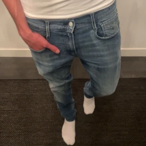 Replay Anbass Jeans - Hej! Säljer nu mina helt oanvända Replay Anbass Slim Fit jeans, i storleken 30/32. De har en sjukt fin ljusblåa nyans och är perfekta nu till sommaren. Skicket är 10/10 då de är helt nya, endast prövade. Hör av er för frågor eller funderingar! 