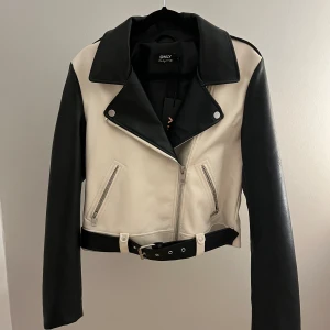 Only jacka - Cool jacka i nyskick med prislappen kvar. Säljer pga att den inte kommer till användning. Materialet består till 85% av polyester. 