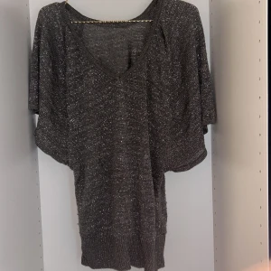 Glittrig tröja - Jätte fin glittrig tröja med stora armar, vet inte vart ifrån o vilken storlek men skulel säga typ M
