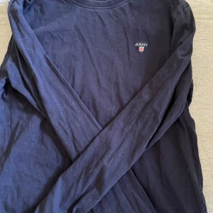 marinblå långärmad gant tröja - den är i super bra skick. säljer då den inte längre kommer till användning. 40kr+frakt. på bilderna är den lite katthårig men självklart tvättas den och så rollar jag den innnan den skickas