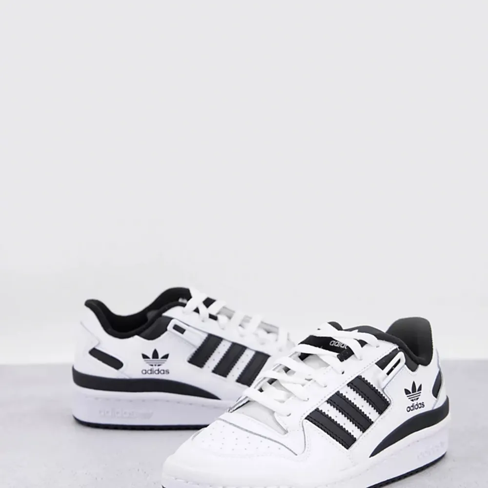Ett par adidas forum low sneakers i svart/vitt. Storlek 40 och i mycket bra skick:). Skor.