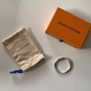 Väldigt snyggt Louis Vuitton armband som är vitt med magnet som håller ihop det. 1:1, går bra att trycka på köp nu om du vill köpa