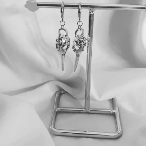 Örhänge - Så snygga örhängen finns i guld och silver.  Köp för 99kr/st Eller par för 179kr Modell 047/ 092