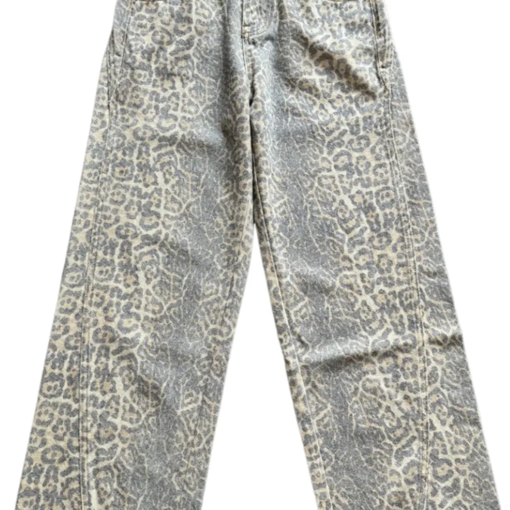 Säljer dessa jätte fina, oanvända leopard byxor. Sitter lite baggy på och är mid Waist/ High waist beroende på hur de sitter på. Säljer pga att de satt lite för stort på mig. . Jeans & Byxor.