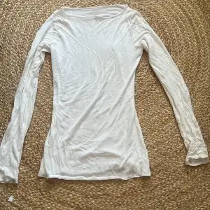 Säljer min vita intimissimi tröja, den har en liten fläck men inget som man lägger märke till när man har på sig den❣️köpte för 500 ish