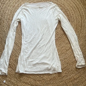 Instimissimi tröja vit  - Säljer min vita intimissimi tröja, den har en liten fläck men inget som man lägger märke till när man har på sig den❣️köpte för 500 ish