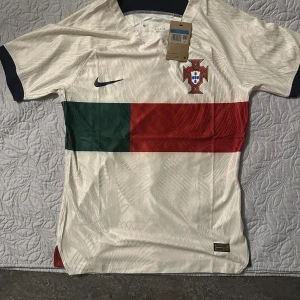 Portugal fotbollströja  - En riktigt jävla fet fotbollströja som jag har till salu. Storleken är M.