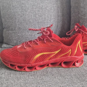 Träningsskor - Sportskor använda en handfull gånger. Skick 9/10 pga av smuts på sulan. Lätta, tuffa och sköna. Inte lika knallröda i verkligheten