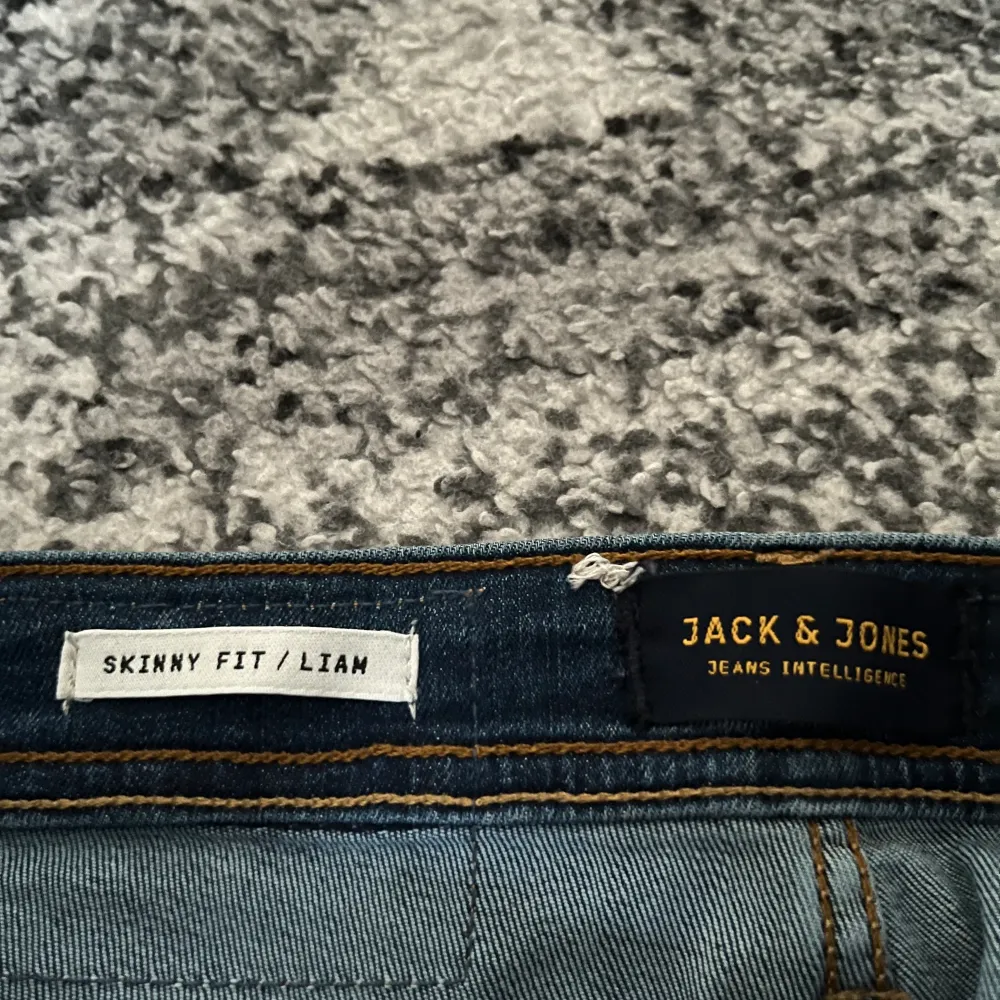 Snygga blåa Jack and Jones jeans 🔥 Är storlek 27/30 som ni kan se på en av bilderna det är modellen Liam/Skinny fit Den är i perfekt skick 👌. Jeans & Byxor.