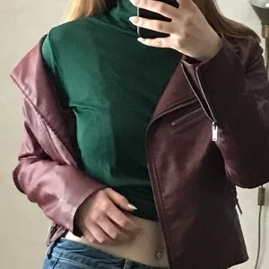 Smaragdgrön turtleneck - Fin turtleneck i tunnt tyg, vet inte storleken eller märket men är ungefär storlek M 💚💚