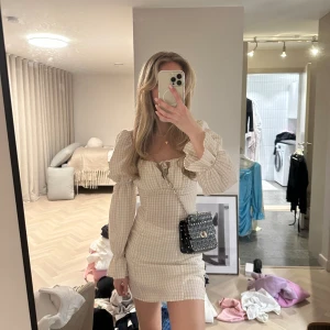Klänning beige - Säljer denna såå fina beigea klänningen ❤️❤️ använd vid ett tillfälle! Perfekt skick!