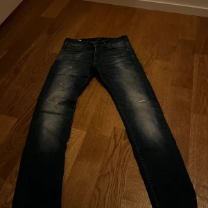 Jack & Jones jeans - Hej! Säljer dessa Jack & Jones jeans, skriv vid intresse 