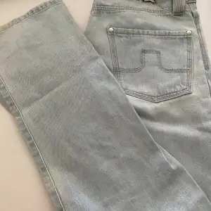 Vintage ljusblåa jeans från J.lindeberg Skulle säga att de är mid/low waist Hör av dig om fler frågor🩵