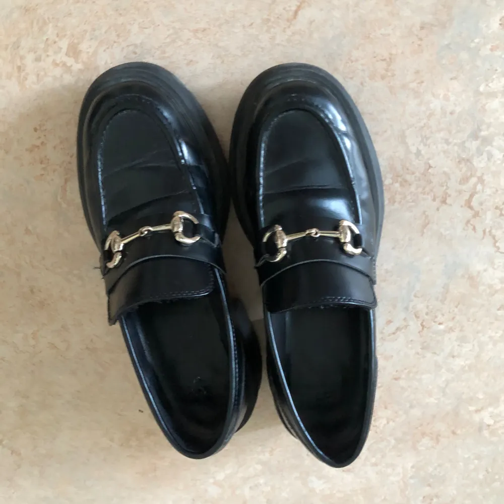 Snygga svarta chunky loafers fårn H&M. Storlek 39. Säljer dessa för 80 kr + frakt (köparen står för frakten) 💕. Skor.