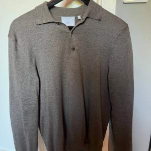 Säljer denna riktigt fräscha tröjan från Bläck i nyskick, den är en snygg beige brun färg och är storlek S. 