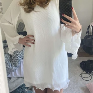 Studentklänning  - Klänning perfekt till studenten. Inlämnad hos skräddare och sytt ner kragen mer u-ringad än orginalmodellen på Gina. Nypris 600kr