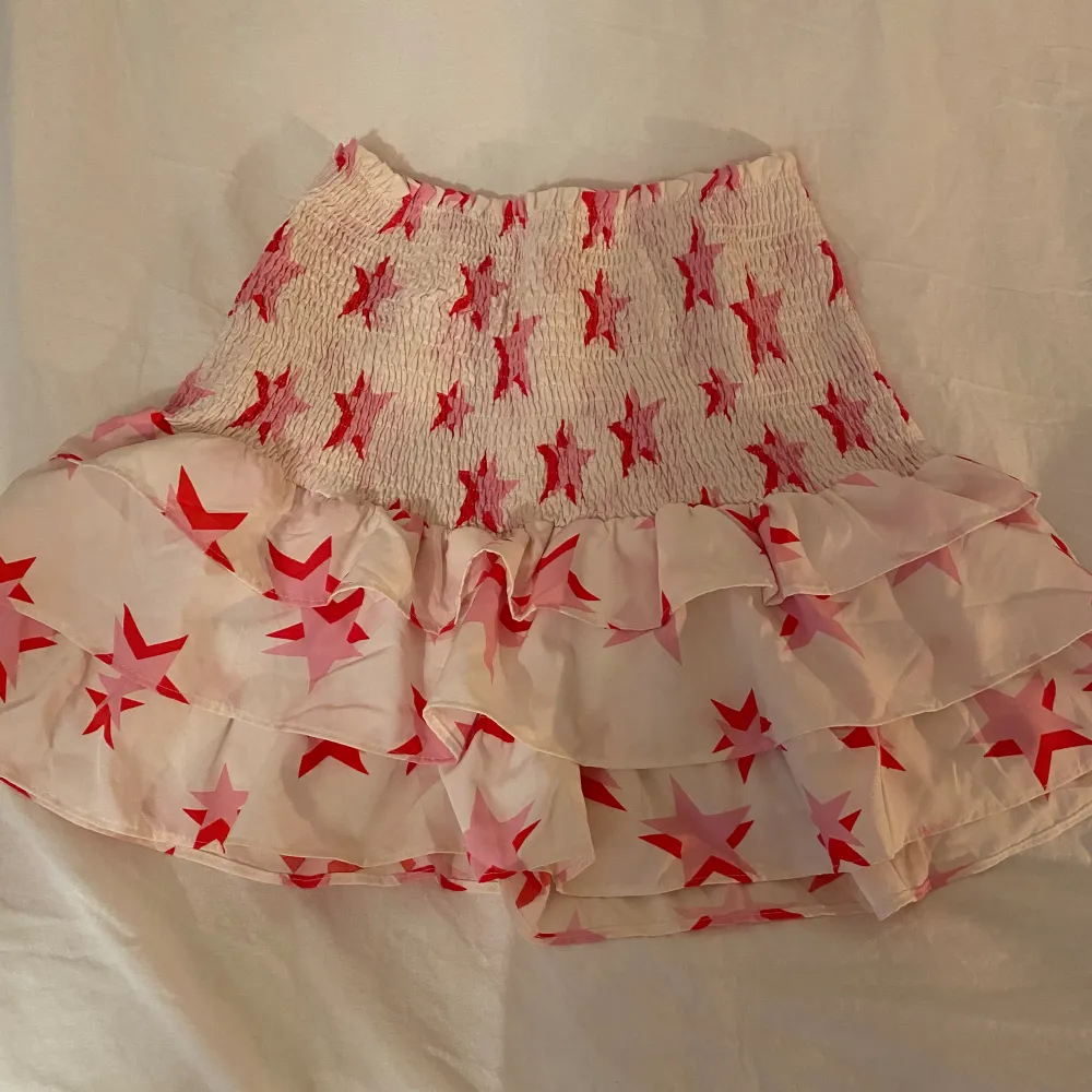 Fin kjol från Loavies. Använd typ 1-2 gånger så fint bra skick💕 Storlek M men passar förmodligen S-L också💕. Kjolar.