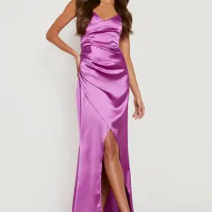 Säljer denna superfina balklänning med slits, då jag valde en annan☺️  SLUTSÅLD på hemsidan Nypris 800kr