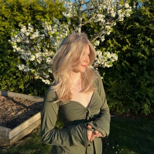 DESIGNBYSI - INTRESSEKOLL på minsuperfina topp från design by si. säljer vid ett bra pris, använd bara ett fåtal gånger🫶🏼