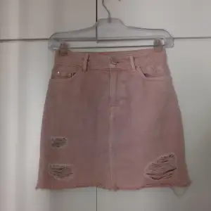 Säljer en rosa Jeans kjol i strl XS. Jätte fint skick. Säljer den för 30kr + frakt! 