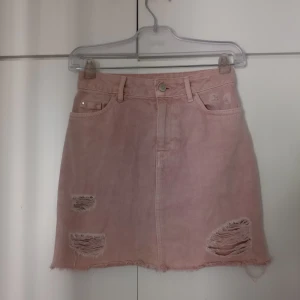 Jeans kjol - Säljer en rosa Jeans kjol i strl XS. Jätte fint skick. Säljer den för 30kr + frakt! 