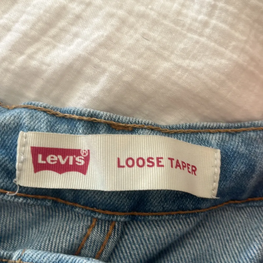  Säljer ett par Levis jeans i bra skick 164 cm använda . Jeans & Byxor.