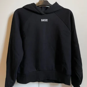 Svart hoodie - Använd ett fåtal gånger och är i väldigt fint skick. Är i storlek S. 150kr + frakt