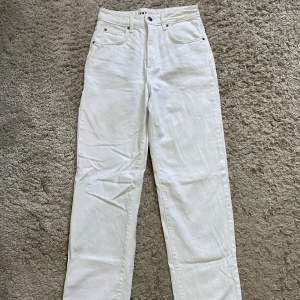 Ett par oanvända vita jeans som är rak i passformen. Är i storlek 26 och längd 32. Skriv för fler bilder eller funderingar🌸 400kr + frakt